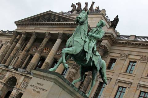 Bild: HERZOG-FRIEDRICH-WILHELM_Reiterdenkmal-Schlossarcaden_zu-Braunschweig