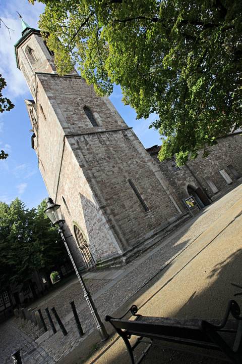 Bild: Magnikirche-mit-Bank-und-Laterne