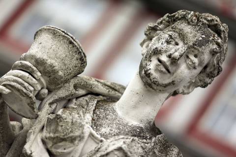 Bild: Schloss-Statue_Frau-mit-Kelch_Wolfenbuettel